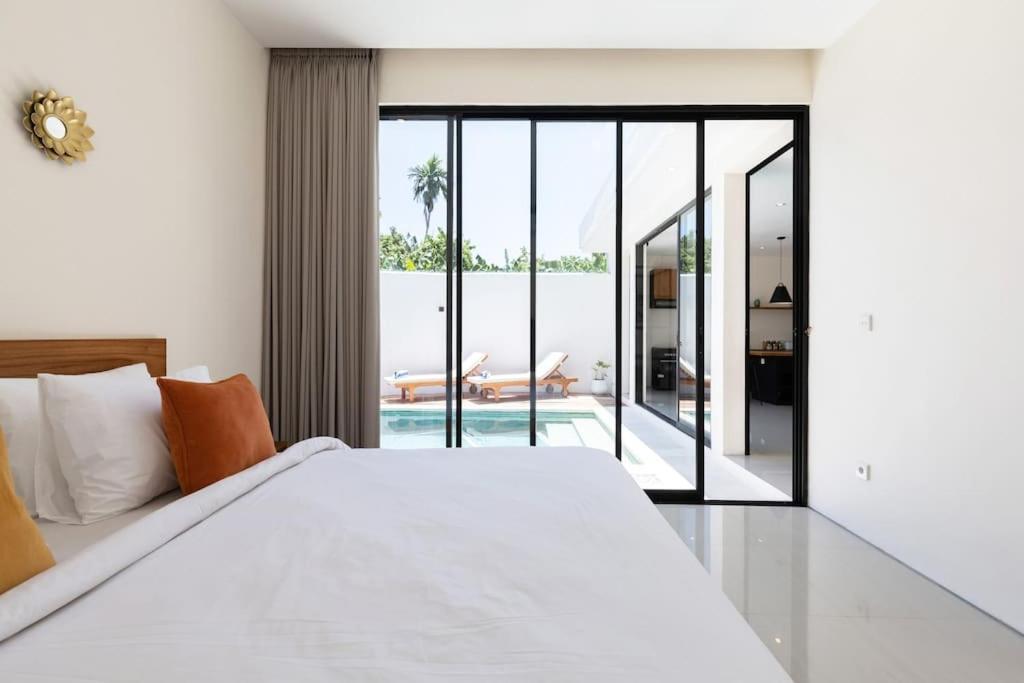 The R Villa Kaba - Incl. Motorbikes Seminyak Esterno foto